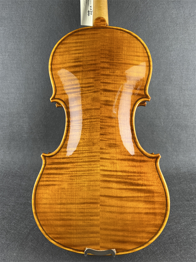 Musical Instrument Photo - صورة حقيقية لآلة الكمان المصنوعة يدويًا